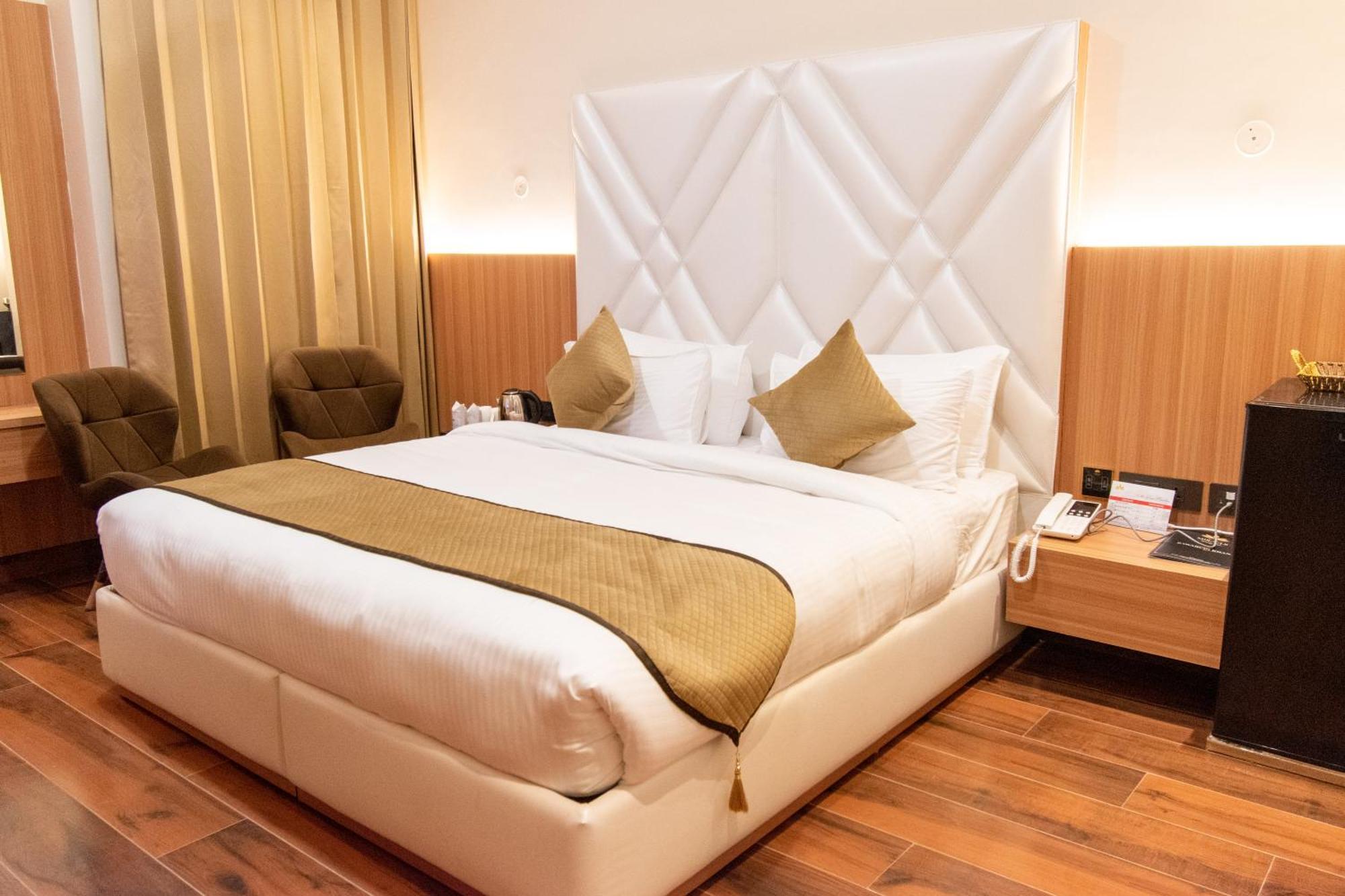 Hotel Miracle Resort Phagwāra Kültér fotó
